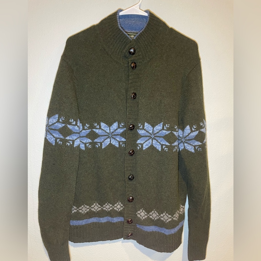 Men’s Eddie Bauer Olive Cardigan with Blue Snowflake Design Lambswool